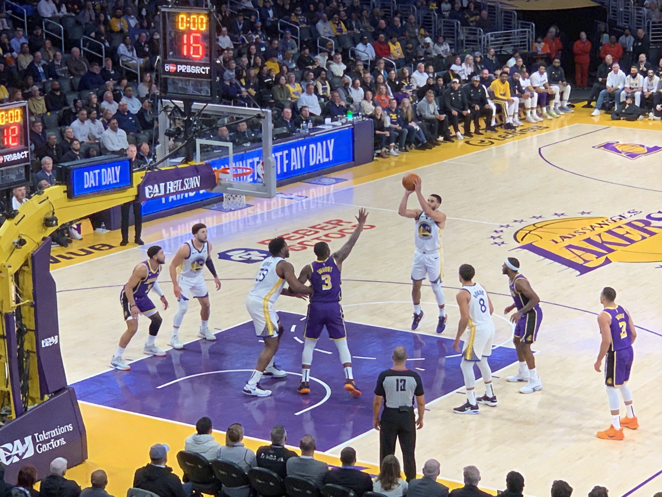 NBA球场湖人队与勇士队比赛现场