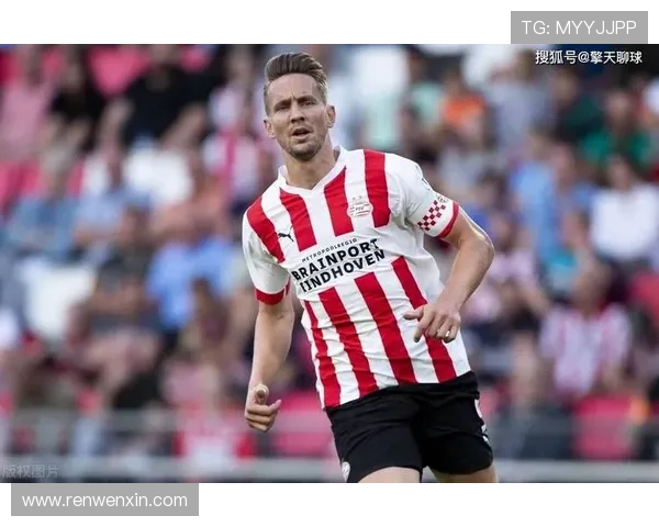 埃因霍温宣布卢克德容告别仪式球员荣登星光大道荣耀时刻